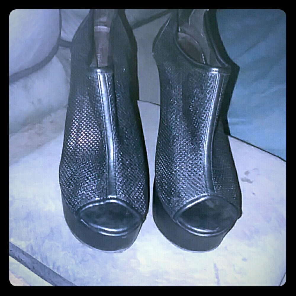 Black wedge heels